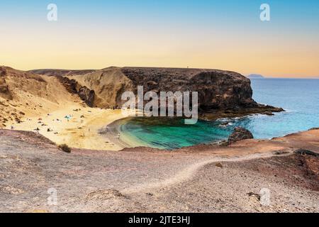 Sabbia bianca e rocce vulcaniche a Papagayo Beach situato all'estremità sud di Lanzarote, Isole Canarie, Spagna Foto Stock