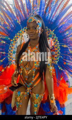 I londinesi e i turisti potranno godersi l'ultimo giorno del Notting Hill Carnival 2022. I partecipanti si vestono in costumi colorati per celebrare l'evento di quest'anno. Foto Stock