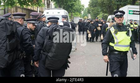 Sia i londinesi che i turisti possono godersi l'ultimo giorno del Notting Hill Carnival 2022 sotto la forte presenza della polizia. Foto Stock