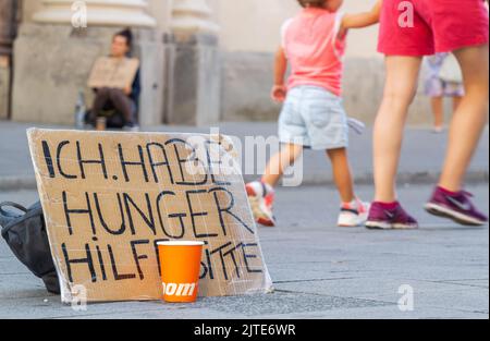 Monaco, Germania. 30th ago, 2022. Un cartello con la scritta "i'm Hungry - help please" si trova su un marciapiede del centro. Credit: Peter Kneffel/dpa/Alamy Live News Foto Stock