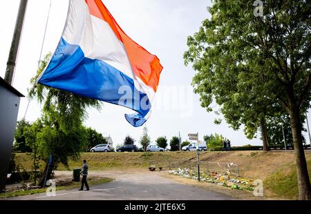 NEW BEIJERLAND - Danimarca, 2022-08-30 11:34:45:00 NEW BEIJERLAND - Bandiere appendono a mezzo albero in memoria delle vittime dell'incidente mortale. Sabato, un camion ha guidato fuori dalla diga a Nieuw-Beijerland e colpito i presenti a una festa di quartiere. Oltre ai sette feriti, sono state uccise sei persone. ANP JEFFREY GROENEWEG olanda fuori - belgio fuori Foto Stock