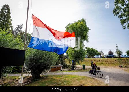 NEW BEIJERLAND - Danimarca, 2022-08-30 11:35:11:00 NEW BEIJERLAND - Bandiere appendono a mezzo albero in memoria delle vittime dell'incidente mortale. Sabato, un camion ha guidato fuori dalla diga a Nieuw-Beijerland e colpito i presenti a una festa di quartiere. Oltre ai sette feriti, sono state uccise sei persone. ANP JEFFREY GROENEWEG olanda fuori - belgio fuori Foto Stock