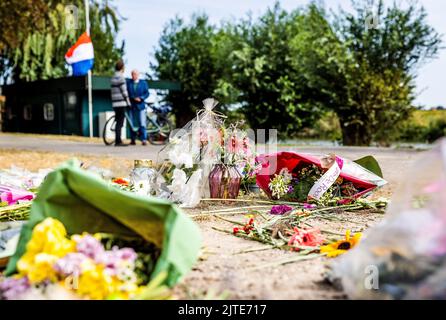 NEW BEIJERLAND - Danimarca, 2022-08-30 11:44:35:00 NEW BEIJERLAND - Bandiere appeso a mezzo albero e fiori in memoria delle vittime dell'incidente mortale. Il sabato un camion ha guidato fuori dalla diga a Nieuw-Beijerland e colpito i presenti ad una festa di quartiere. Oltre ai sette feriti, sono state uccise sei persone. ANP JEFFREY GROENEWEG olanda fuori - belgio fuori Foto Stock