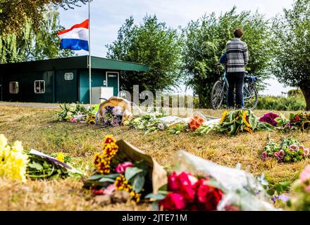 NEW BEIJERLAND - Danimarca, 2022-08-30 11:45:24:00 NEW BEIJERLAND - Bandiere appeso a mezzo albero e fiori in memoria delle vittime dell'incidente mortale. Il sabato un camion ha guidato fuori dalla diga a Nieuw-Beijerland e colpito i presenti ad una festa di quartiere. Oltre ai sette feriti, sono state uccise sei persone. ANP JEFFREY GROENEWEG olanda fuori - belgio fuori Foto Stock