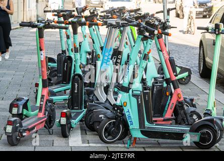Monaco, Germania. 30th ago, 2022. Gli scooter in affitto si trovano vicino al marciapiede di Promenadeplatz, in centro. Credit: Peter Kneffel/dpa/Alamy Live News Foto Stock