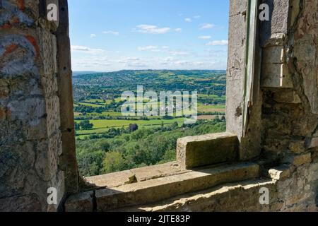 Guarda verso ovest verso Bath da Browne’s Folly, una torre costruita nel 1846 su una collina boscosa vicino a Bathford, Bath e a nord-est Somerset, Regno Unito, agosto 2021. Foto Stock