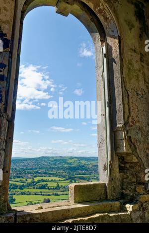 Guarda verso ovest verso Bath da Browne’s Folly, una torre costruita nel 1842 su una collina boscosa vicino a Bathford, Bath e a nord-est Somerset, Regno Unito, agosto 2021. Foto Stock