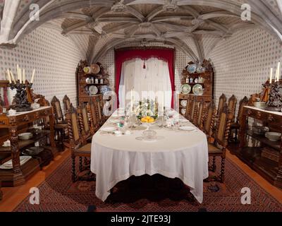 Sala da pranzo all'interno del Palácio da pena, Sintra, quartiere di Lisbona, Portogallo. Foto Stock