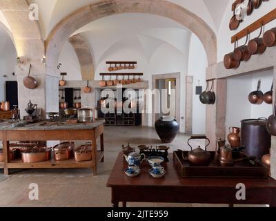 Cucina all'interno del Palácio da pena con soffitto ad arco e pentole da cucina, Sintra, quartiere di Lisbona, Portogallo. Foto Stock