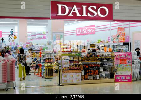 Tokyo, Giappone. 30th ago, 2022. La gente che acquista al negozio di Yen di Daiso 100 mentre indossa le maschere del viso come misura preventiva contro la diffusione di covid-19. (Foto di James Matsumoto/SOPA Images/Sipa USA) Credit: Sipa USA/Alamy Live News Foto Stock