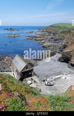 Old RNLI Lifeboat Station, Polpeor Cove, Lizard Point, Helston, Cornwall, Regno Unito, giugno 2021. Foto Stock