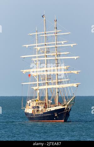 La più grande nave a vela con scafo in legno del mondo la tenace ancorata al largo della costa orientale del Sussex, Regno Unito. Foto Stock