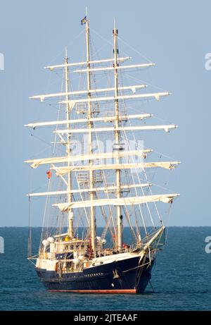 La più grande nave a vela con scafo in legno del mondo la tenace ancorata al largo della costa orientale del Sussex, Regno Unito. Foto Stock