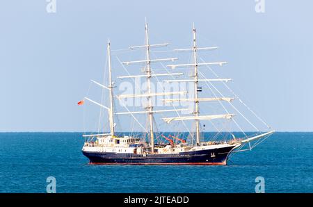 La più grande nave a vela con scafo in legno del mondo la tenace ancorata al largo della costa orientale del Sussex, Regno Unito. Foto Stock