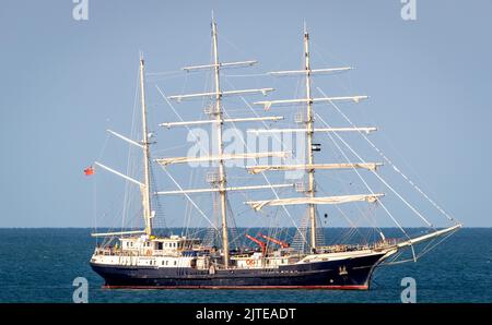 La più grande nave a vela con scafo in legno del mondo la tenace ancorata al largo della costa orientale del Sussex, Regno Unito. Foto Stock