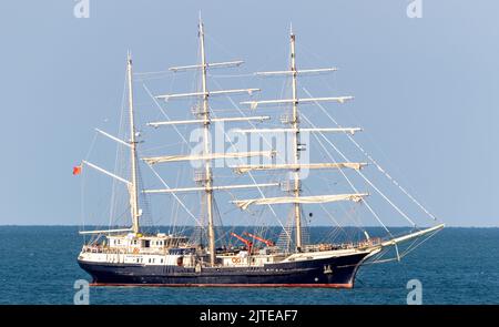 La più grande nave a vela con scafo in legno del mondo la tenace ancorata al largo della costa orientale del Sussex, Regno Unito. Foto Stock