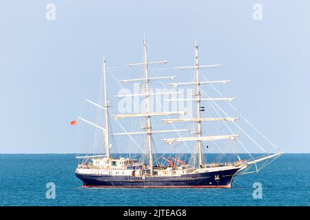 La più grande nave a vela con scafo in legno del mondo la tenace ancorata al largo della costa orientale del Sussex, Regno Unito. Foto Stock