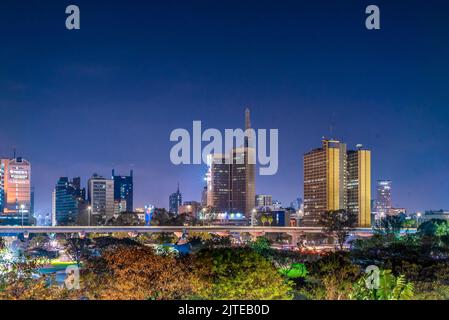 Il nuovo skyline notturno di Nairobi. In primo piano si trova il parco ristrutturato e la superstrada di Nairobi, di recente costruzione, vista dall'hotel NBI, Serena Foto Stock