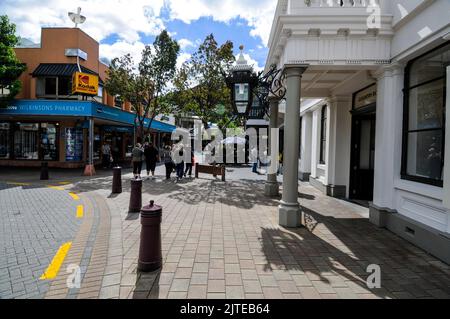 Una fila di ristoranti e negozi in Ballarat Street a Queenstown in Otago, una regione sud-orientale sull'Isola Sud della Nuova Zelanda. Foto Stock