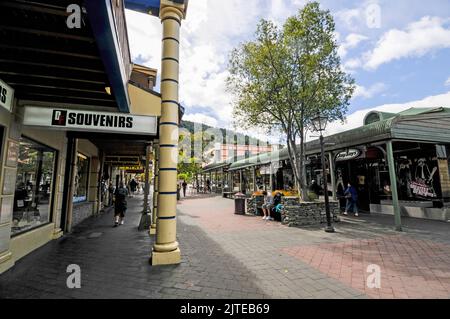 Una fila di ristoranti e negozi in Ballarat Street a Queenstown in Otago, una regione sud-orientale sull'Isola Sud della Nuova Zelanda. Foto Stock