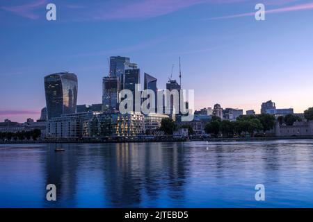 Inquadratura grandangolare bassa della HMS Belfast e della City of London all'alba con il Tamigi davanti Foto Stock