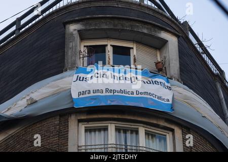 Buenos Aires, Argentina. 29th ago, 2022. Le manifestazioni di sostegno al Vice Presidente della Nazione continuano di fronte al suo discorso privato nella Città. I manifestanti sono arrivati e hanno aspettato l'arrivo di Cristina per darle il loro sostegno alla causa legale che sta per essere trattata contro di lei. Un vicino al piano superiore dell'appartamento del vicepresidente appese una bandiera argentina sul suo balcone con la leggenda: Giustizia indipendente per una Repubblica democratica. (Foto di Esteban Osorio/Pacific Press) Credit: Pacific Press Media Production Corp./Alamy Live News Foto Stock