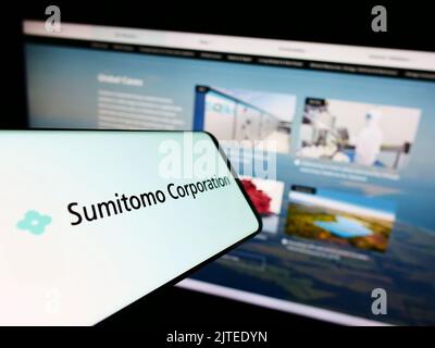 Smartphone con logo della società giapponese Sumitomo Corporation sullo schermo davanti al sito Web aziendale. Messa a fuoco al centro del display del telefono. Foto Stock