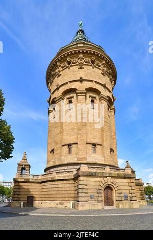 Mannheim, Germania - Agosto 2022: Water Tower chiamato 'Wasserturm', un punto di riferimento della città tedesca Mannheim in un piccolo parco pubblico nelle giornate di sole Foto Stock