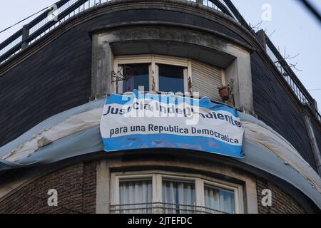 29 agosto 2022, Buenos Aires, Argentina: Continuano le manifestazioni di sostegno al Vice Presidente della Nazione davanti al suo discorso privato in Città. I manifestanti sono arrivati e hanno aspettato l'arrivo di Cristina per darle il loro sostegno alla causa legale che sta per essere trattata contro di lei. Un vicino al piano superiore dell'appartamento del vicepresidente appese una bandiera argentina sul suo balcone con la leggenda: Giustizia indipendente per una Repubblica democratica. (Credit Image: © Esteban Osorio/Pacific Press via ZUMA Press Wire) Foto Stock