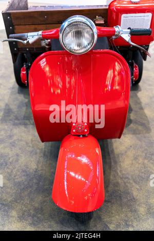 faro, manubrio e leve di comando di uno scooter rosso d'epoca. Foto Stock
