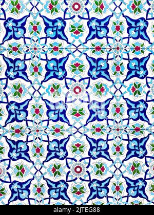 Tradizionale motivo uzbeko su piastrelle in ceramica sulla parete della moschea senza cuciture vecchio motivo floreale sfondo astratto. Foto Stock