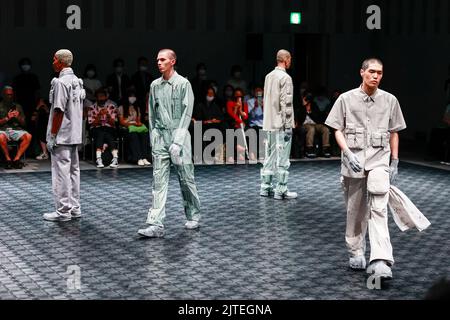 Tokyo, Giappone. 30th ago, 2022. I modelli che indossano il marchio HIDESIGN DESIGN TEAM camminano lungo la pista durante la Rakuten Fashion Week TOKYO 2023 Spring/Summer Collection. La settimana della moda va dal 29 agosto al 3 settembre. (Credit Image: © Rodrigo Reyes Marin/ZUMA Press Wire) Foto Stock