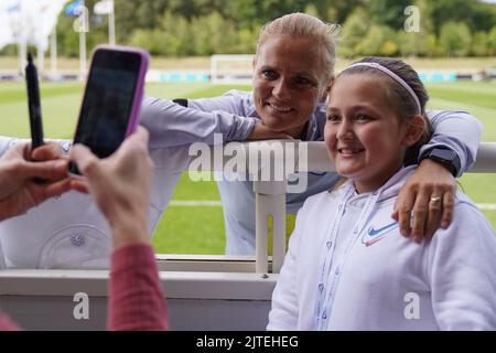 Il manager inglese Sarina Wiegman ha una foto con gli spettatori dopo una sessione di allenamento al St. George's Park, Burton-on-Trent. Data immagine: Martedì 30 agosto 2022. Foto Stock