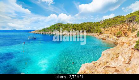 Paesaggio con Cala Saladeta, isole di Ibiza, Spagna Foto Stock