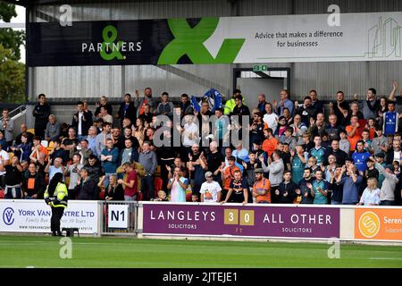 York, Regno Unito. 30th ago, 2022. I fan di Oldham durante l'appuntamento della National League tra York City e Oldham Athletic presso il LNER Community Stadium di York lunedì 29th agosto 2022. (Credit: Eddie Garvey | MI News) Credit: MI News & Sport /Alamy Live News Foto Stock