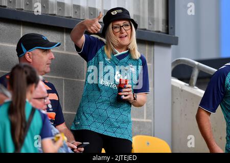 York, Regno Unito. 30th ago, 2022. Tifosi dell'Oldham Athletic durante l'appuntamento della National League tra York City e Oldham Athletic presso il LNER Community Stadium di York lunedì 29th agosto 2022. (Credit: Eddie Garvey | MI News) Credit: MI News & Sport /Alamy Live News Foto Stock