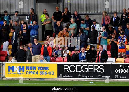 York, Regno Unito. 30th ago, 2022. I fan di Oldham durante l'appuntamento della National League tra York City e Oldham Athletic presso il LNER Community Stadium di York lunedì 29th agosto 2022. (Credit: Eddie Garvey | MI News) Credit: MI News & Sport /Alamy Live News Foto Stock