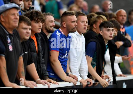 York, Regno Unito. 30th ago, 2022. Tifosi dell'Oldham Athletic durante l'appuntamento della National League tra York City e Oldham Athletic presso il LNER Community Stadium di York lunedì 29th agosto 2022. (Credit: Eddie Garvey | MI News) Credit: MI News & Sport /Alamy Live News Foto Stock