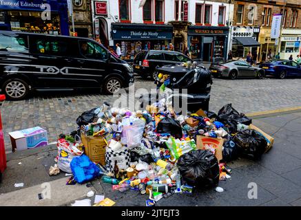 I rifiuti si accumulano nelle strade di Edimburgo, capitale della Scozia, a causa di uno sciopero dei raccoglitori di bidoni della città. Foto Stock