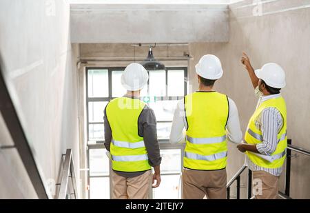 architetti in caschi in ufficio Foto Stock