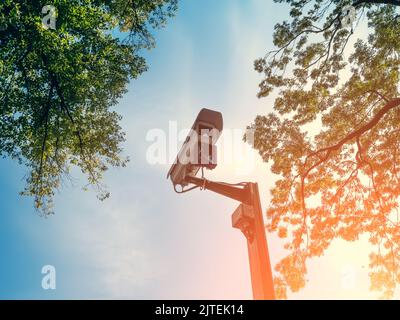 Telecamera CCTV o videcam nel parco cittadino all'aperto. Videocamera IP di sicurezza. Foto Stock