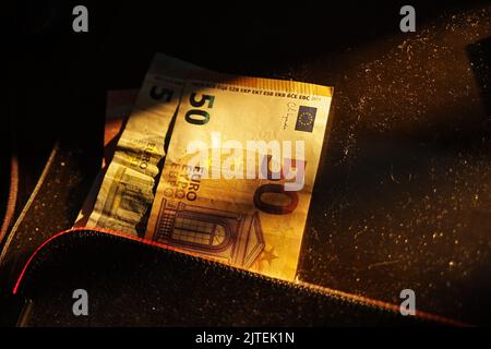 Dettaglio valuta Euro su tavola quercia Foto Stock