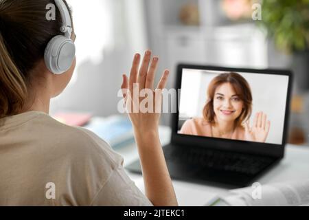 studente con un computer portatile che ha una videochiamata a casa Foto Stock