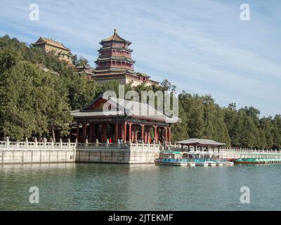 Il Summer Palace è un vasto complesso di laghi, giardini e palazzi a Pechino. Era un giardino imperiale nella dinastia Qing Foto Stock