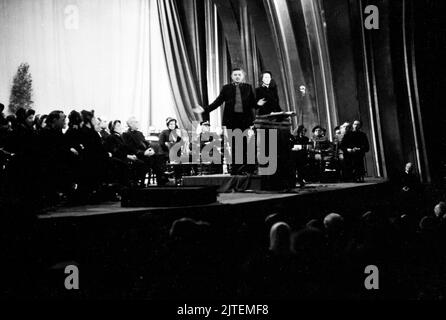 Heilsarmee-General Albert Orsborn (Brille) mit dem Leiter der Berliner Heilsarmee Gruber bei einer Veranstaltung im Titania-Palast in Berlino, Germania 1947. Foto Stock