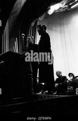 Heilsarmee-General Albert Orsborn (Brille) mit dem Leiter der Berliner Heilsarmee Gruber bei einer Veranstaltung im Titania-Palast in Berlino, Germania 1947. Foto Stock