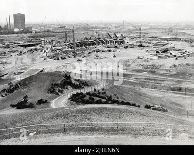 Original-Bildunterschrift: Die Milliardenspiele - ein Bericht über die olympischen Vorbereitungen in München von Gerhard Herm, hier: Blick auf das Baugelände des Olympiastadions in München, Deutschland 1970. Foto Stock