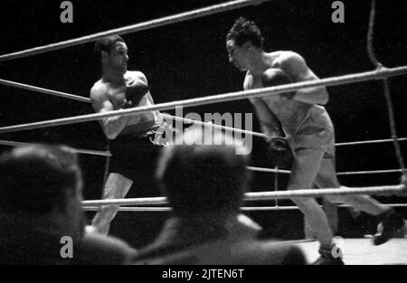 Boxen im Palast - Boxer Herbert Nürnberg asseegt im Palast den Gegner Willi Hollenbänder, Berlin, Deutschland 1947. Foto Stock