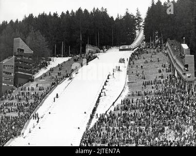 Original-Bildunterschrift: Olympische Winterspiele 1976 - Skispringen von der Olympiaschanze am Berg Isel in Innsbruck, Österreich 1976. Foto Stock