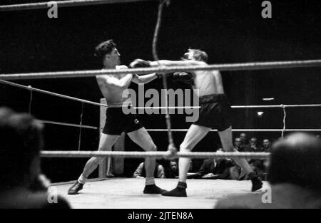 Boxen im Palast - Boxer Herbert Nürnberg asseegt im Palast den Gegner Willi Hollenbänder, Berlin, Deutschland 1947. Foto Stock